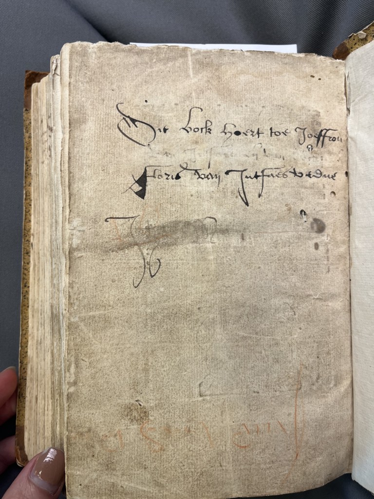 Mark of ownership to Joeffrou Floris van Jutfaes weduwe. Source: Utrecht University Library, Rariora S. qu. 377, Historie van Die Seven Wise Mannen van Romen. [Delff]: [Jan Jacobszoon van der Meer], 1483. https://utrechtuniversity.on.worldcat.org/oclc/66822676